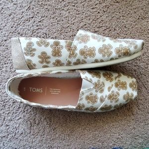 TOMS *Gingerbread Cookies* size 7